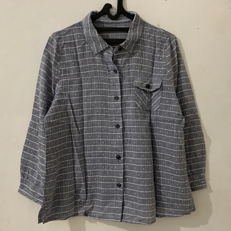 Kemeja blouse wanita salur abu motif preloved