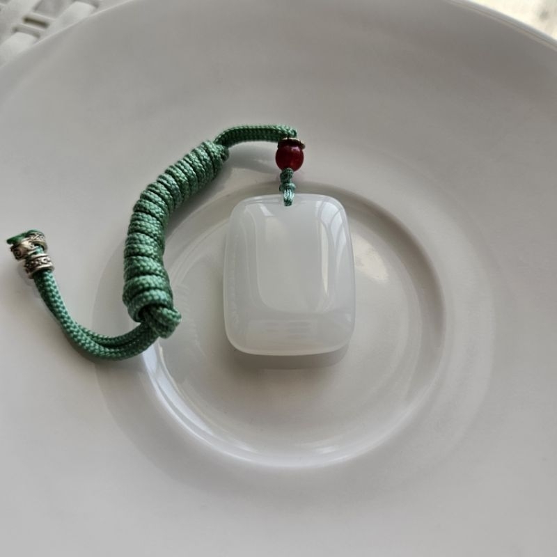 liontin giok hetian putih kotak