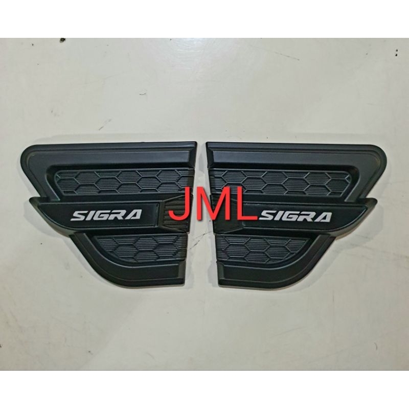 Emblem side ventilator hitam polos mobil SIGRA.