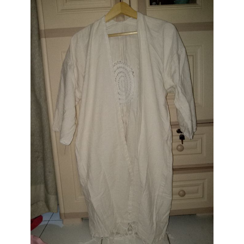 Outer Wanita Putih Pantai