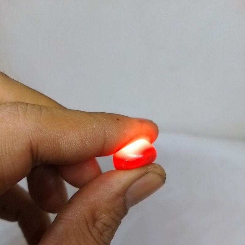 Batu cicin merah seperti delima bisa nyala