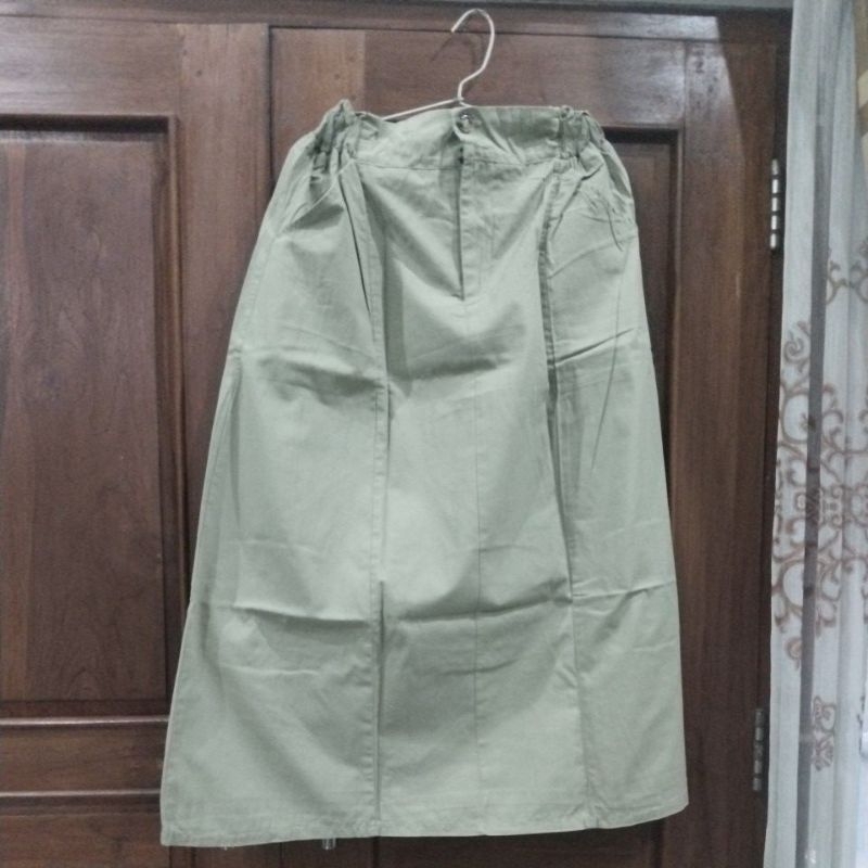 preloved rok warna coklat kehijauan,pinggang karet,beli di toko muslim Karita