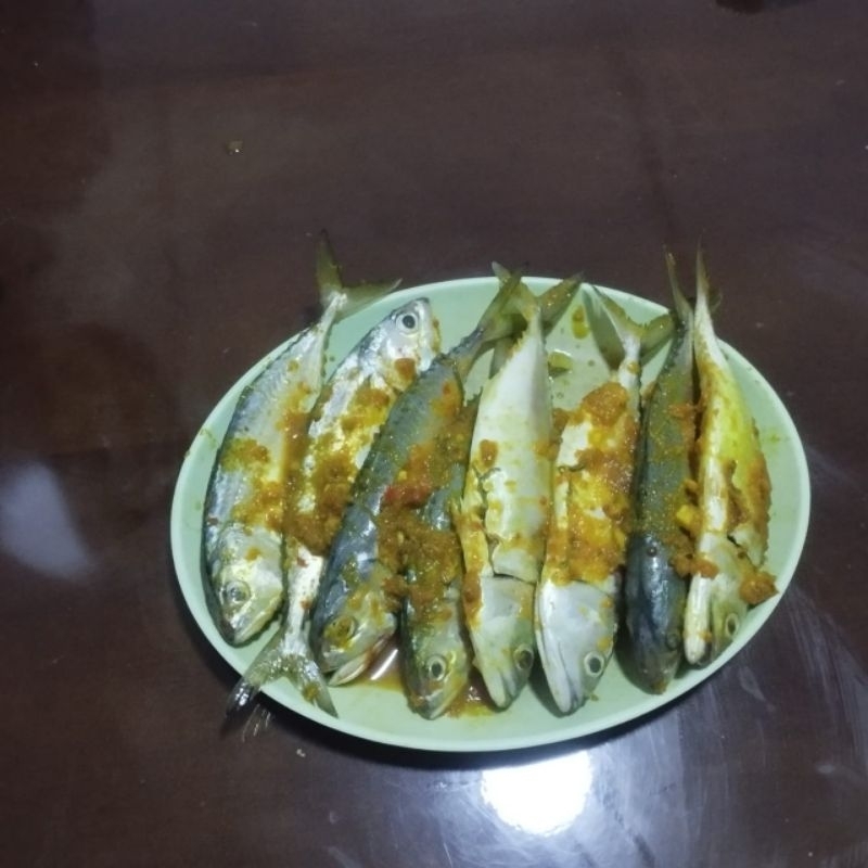 

instan // ikan Gembung Bumbu Kuning Siap Goreng / Bakar isi 8-9 Ekor 500 Gr