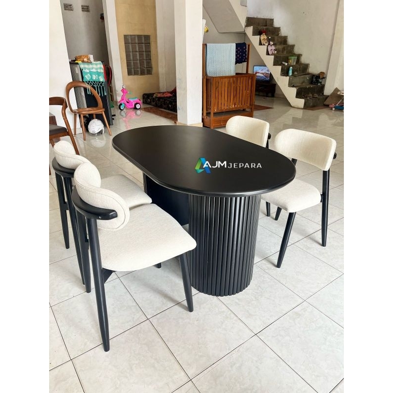 Meja makan jati oval terbaru,meja makan minimalis modern.meja makan jati