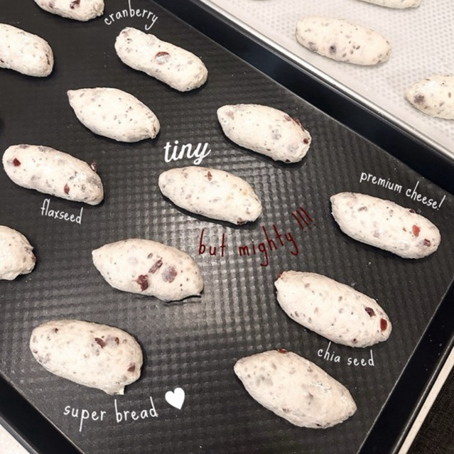 

RB CRANBERRY CHEESE MACAN BREAD - Digemarin (MIN 5/BAG each VARIASI) NO MIX