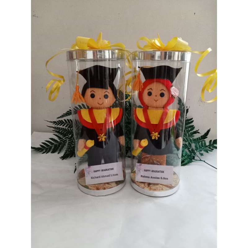 BONEKA WISUDA FLANEL KEMASAN MIKA TABUNG/SOUVENIR
