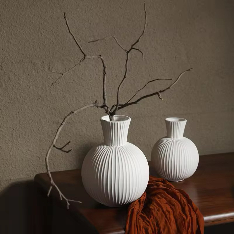 Madeline White Ceramic Aesthetic Vase/ vas bunga keramik unik putih aestetik