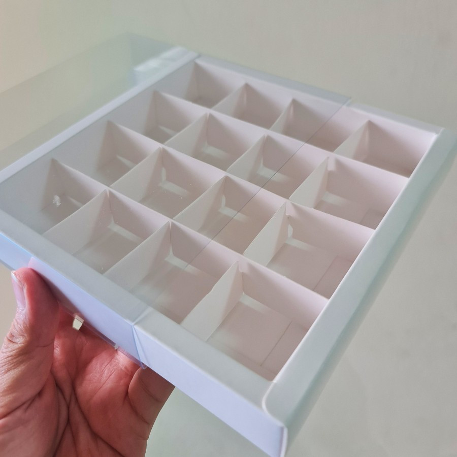 

Dus Mika Putih Polos Box Mochi Chocolate Brownies Mini Sekat 16 Ukuran 4x4x3 cm