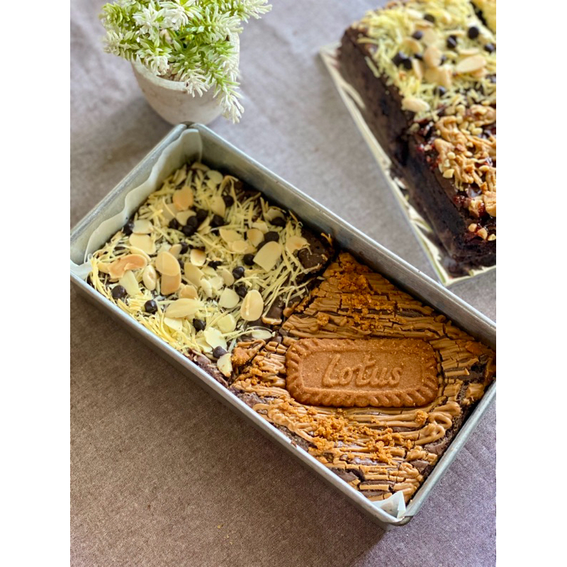 

Fudgy Brownies Lotus Biscoff + Almond Cheese