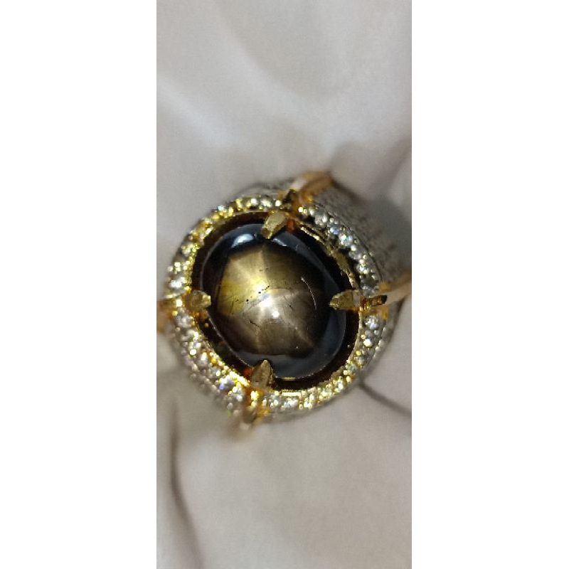 Batu permata Black sapphire star