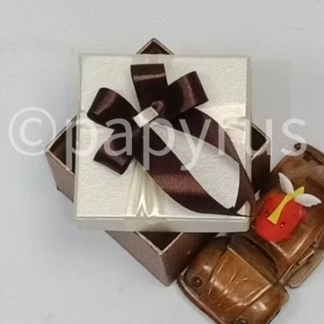 

PAPYRUS Kombinasi 10x10 Tinggi 5cm Kotak Kado Gift Box V3