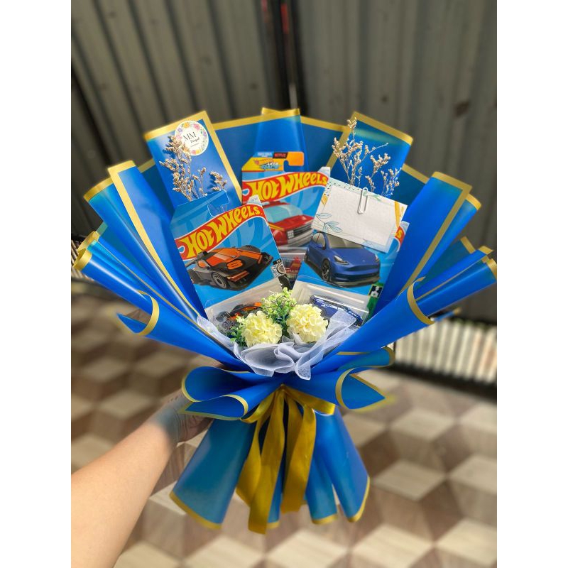 buket hotwheels si 3 mobil-buket hotwheela-buket mainan mobilan-buket anak cowok-buket wisuda -buket