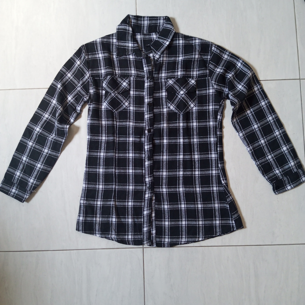 [PRELOVED] Kemeja Flanel Hitam Putih Kotak Lengan Panjang Wanita