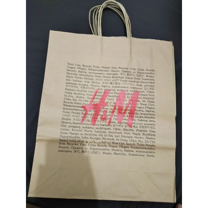 

Paperbag HnM Ori store ukuran Medium (31cm x 37cm)