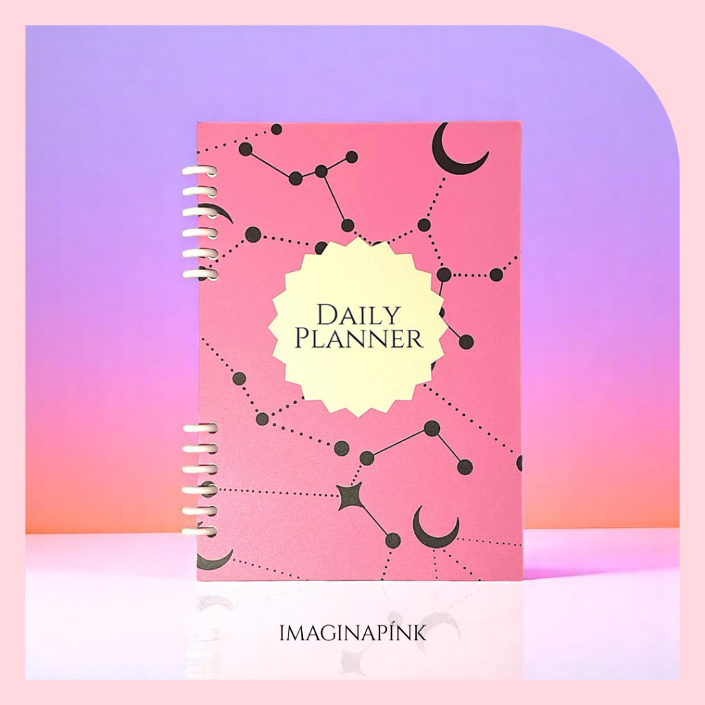 

Daily Planner untuk 3 Bulan - Aesthetic Pink Journal Harian Motif Rasi Bintang - Tracker Kegiatan Harian (DAILY-1)