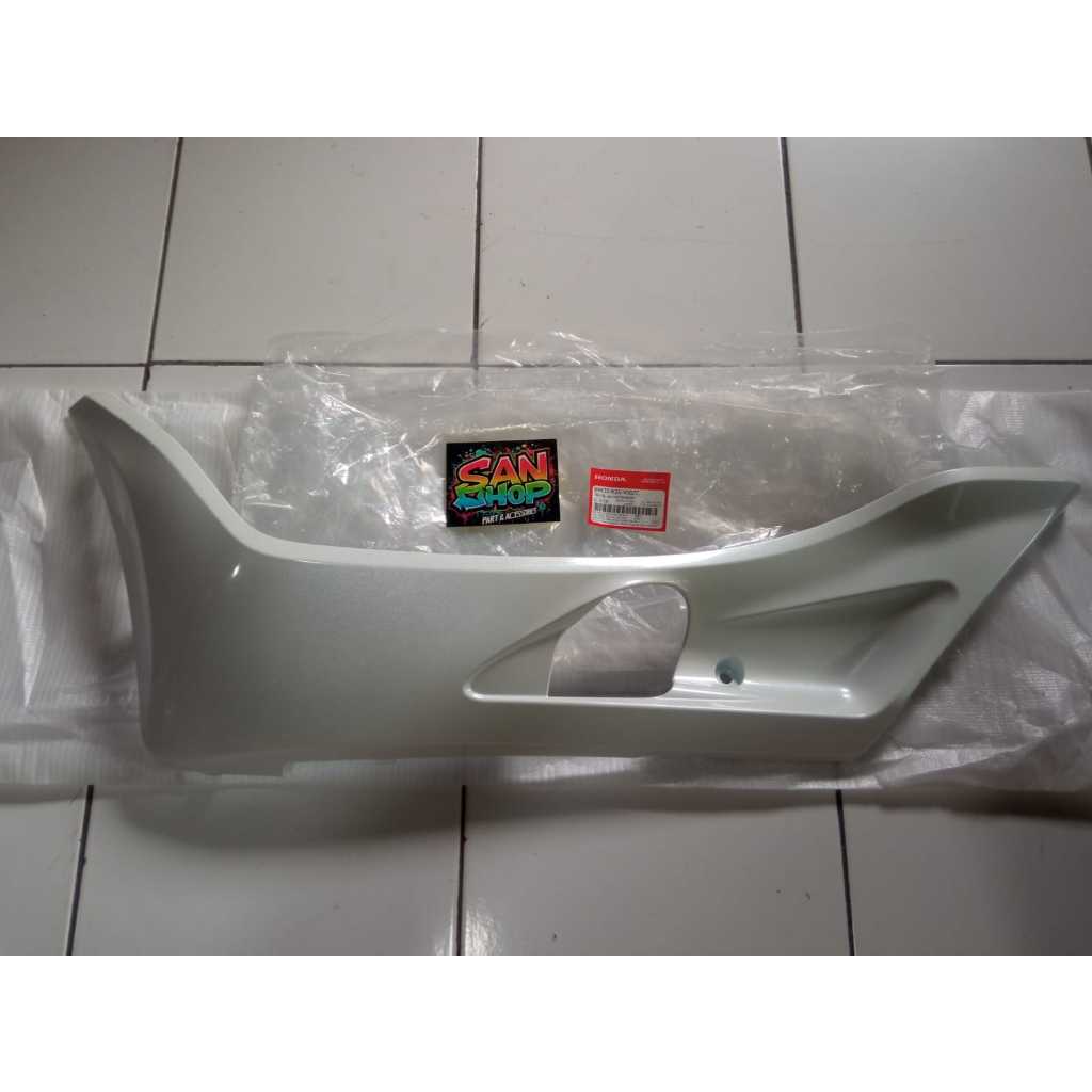 FLOOR KIRI PUTIH PCX CBU 150 LED 2014-2017, COVER L SIDE 64432K35V00ZC