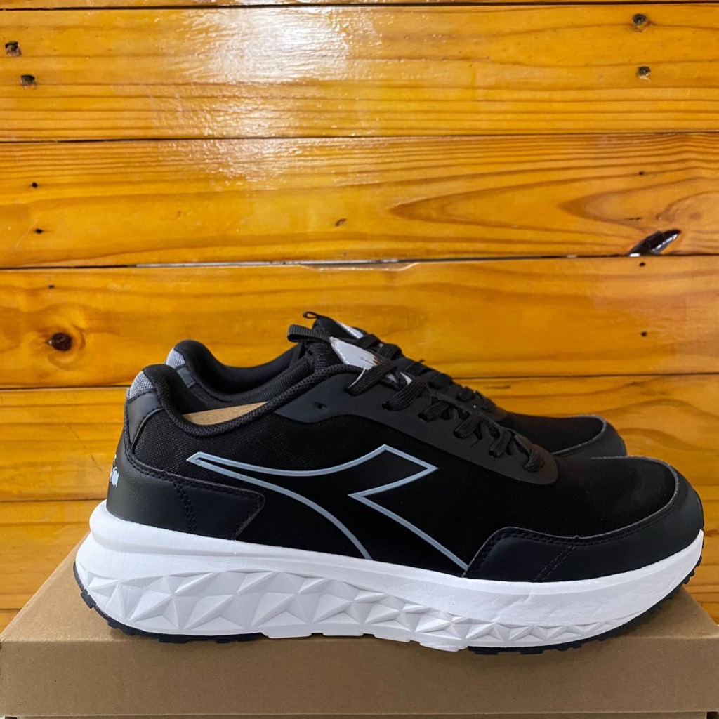 SEPATU DIADORA PRIA DIADORA KARYL BLACK WHITE SPORTY RUNNING COD ORIGINAL MAN