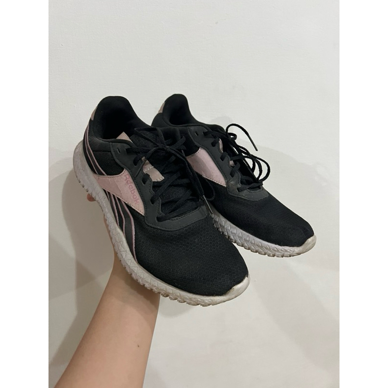 preloved sepatu sport wanita reebok pink hitam 38