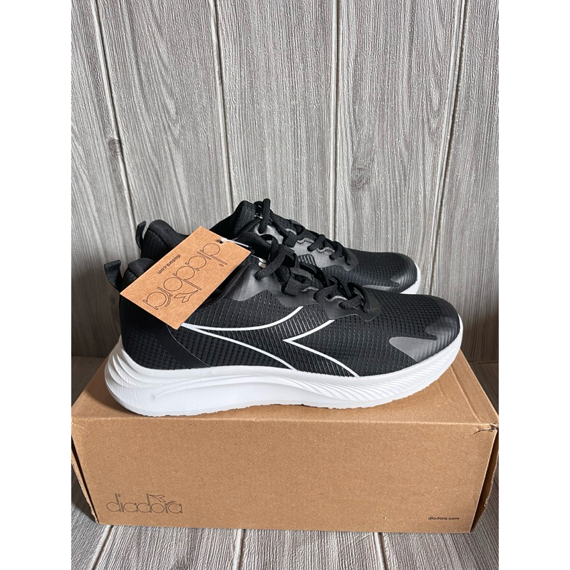 Diadora Manside - sepatu hitam ringan