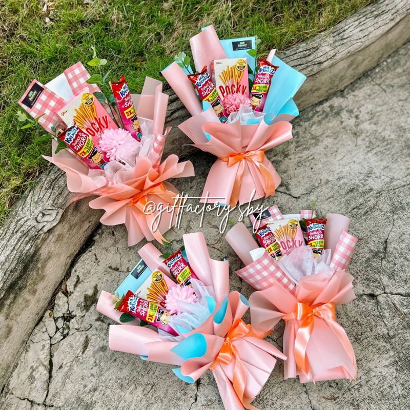 

Bouquet Snack Mini Murah – Kado Unik, Hadiah Sidang Wisuda, Bisa Pilih Warna & Custom Ucapan