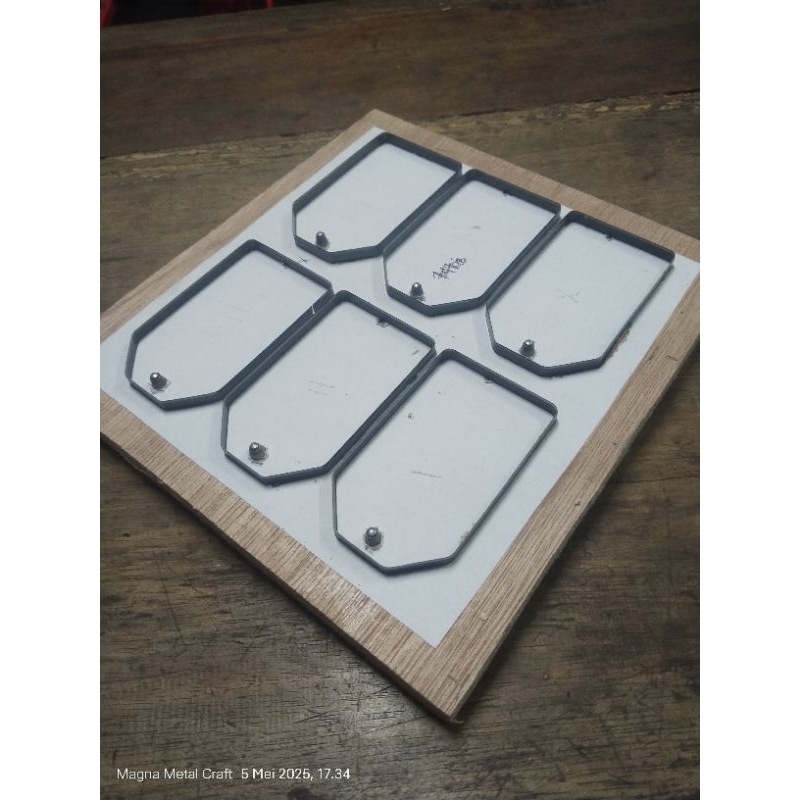 

Pisau Pond Hangtag isi 6