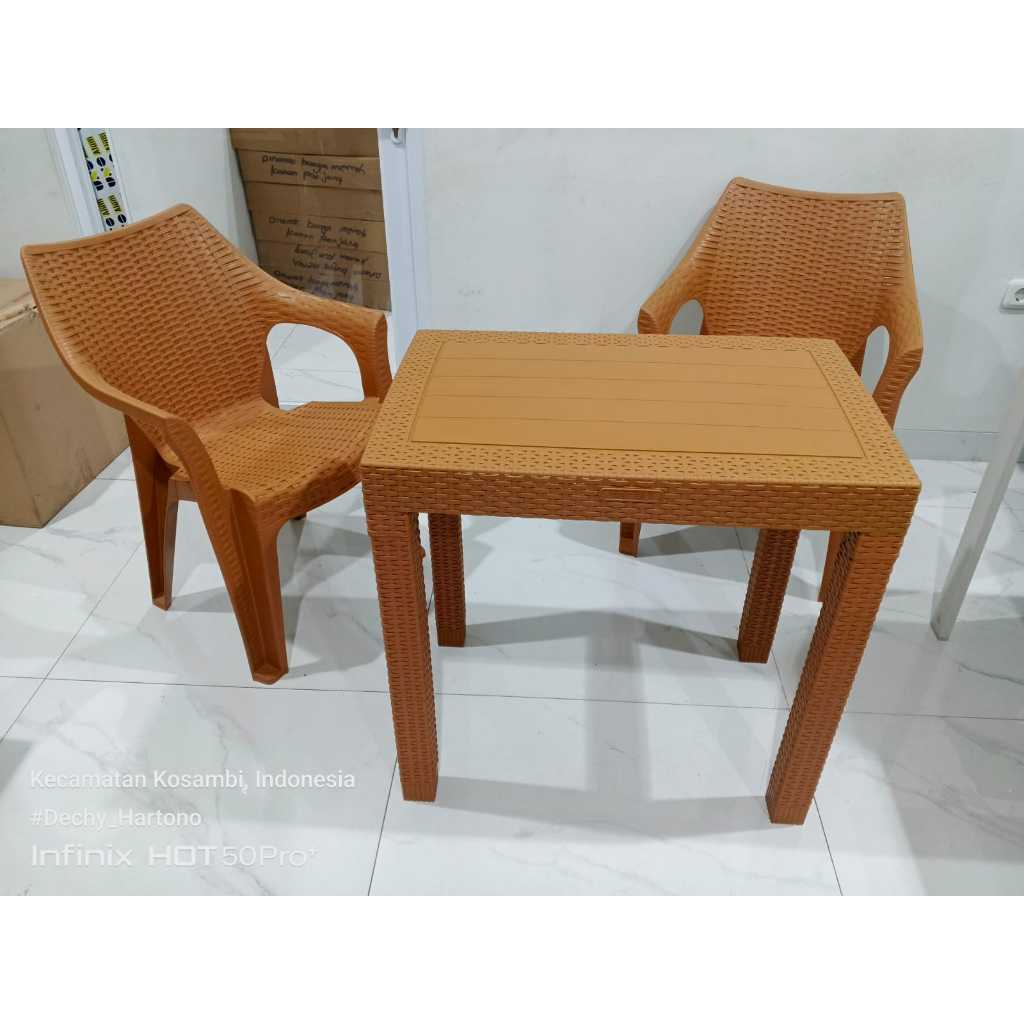 Meja Makan Plastik Anyaman Rotan Tabitha Roma