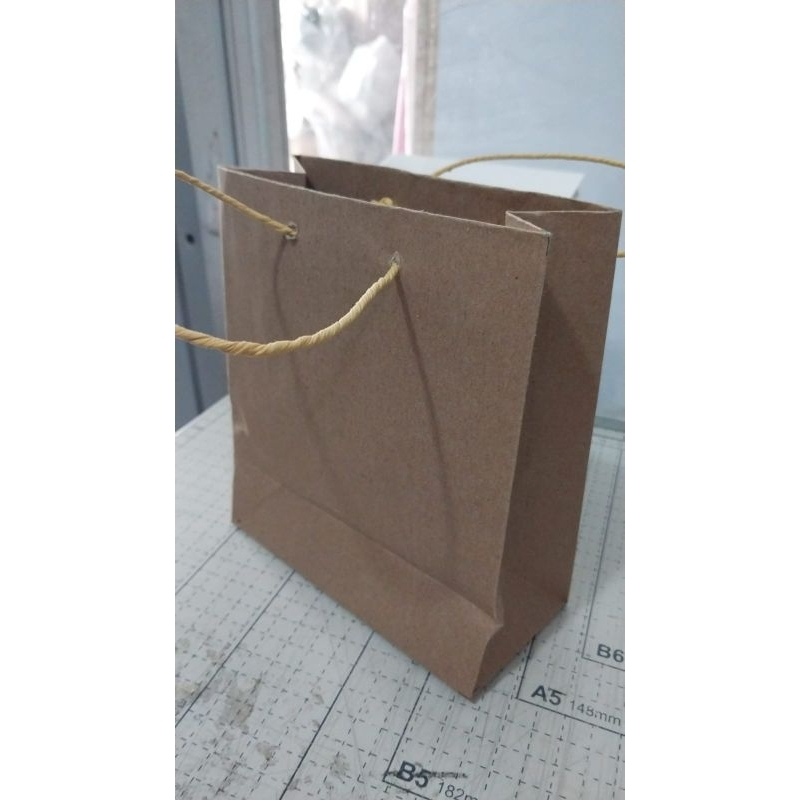 

Paperbag Polos Untuk Hajatan / Hampers / Kado / Souvenir / DLL Uk. 14,5 x 6 x 17 cm