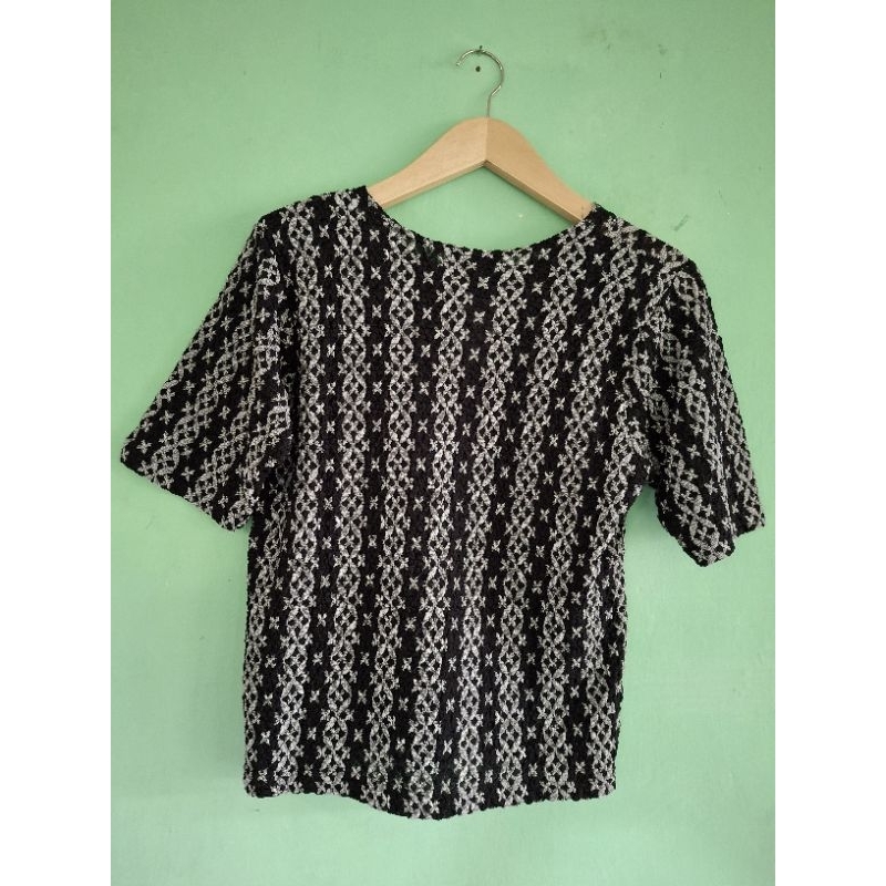 Baju atasan wanita motif Etnik lengan pendek