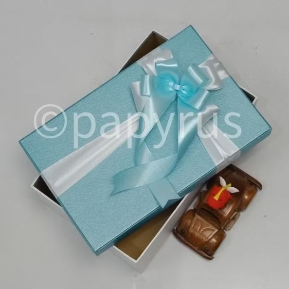 

PAPYRUS Kombinasi 17,5x27,5 Tinggi 5cm Kotak Kado Gift Box Hadiah V3