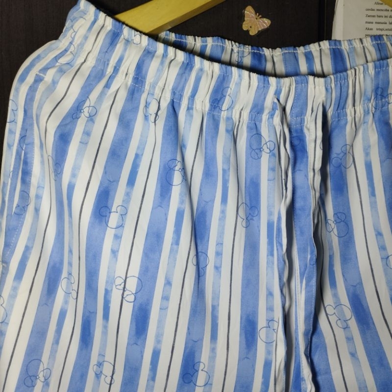 CELANA UNIQLO AIRism X DISNEY MICKEY SALUR M