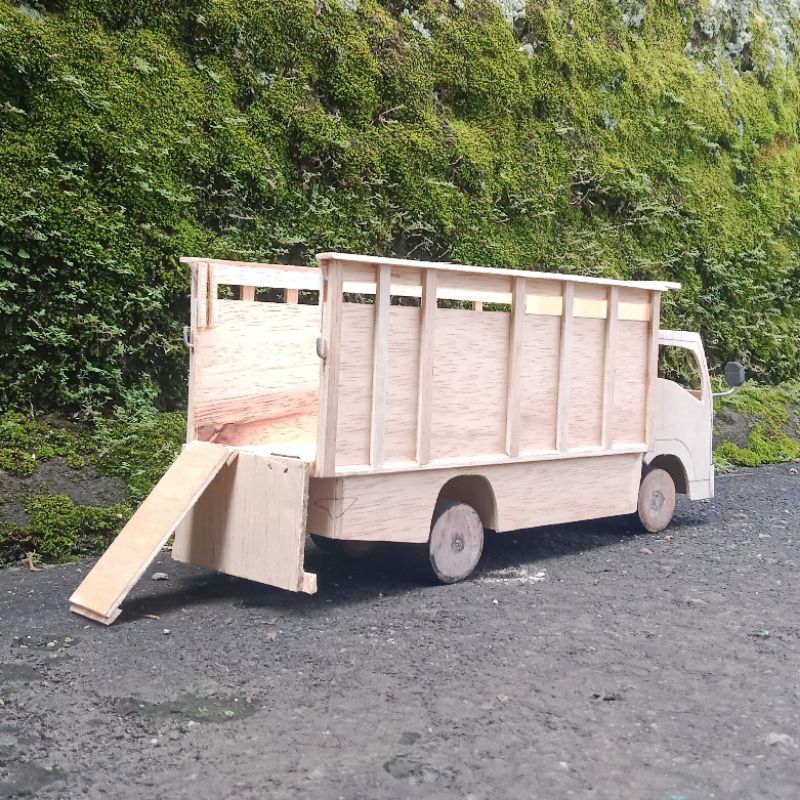 Mainan miniatur truk oleng kayu mentahan giga