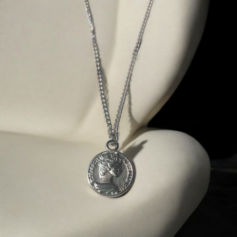KALUNG TITANIUM RANTAI LIONTIN KOIN ELIZABETH PRIA WANITA TQHAM KARAT DAN TIDAK LUNTUR