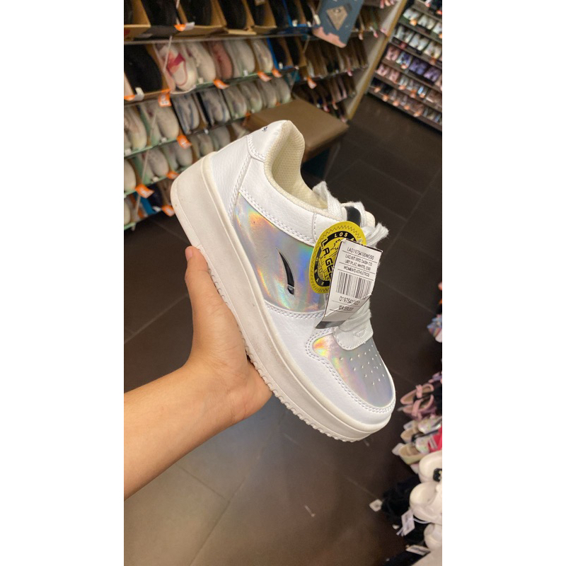 Payless by LA Gear harga normal 589.000