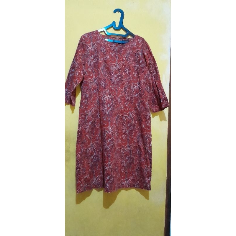 Dress bungabunga warna merah bata