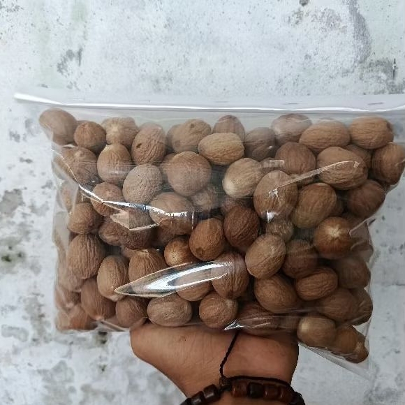 

biji pala kering kupas utuh 1 kg ( Full Tua) dijamin tua 100℅