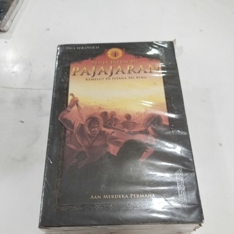 BUKU ORIGINAL SENJA JATUH DI PAJAJARAN  1 SET 3 BUKU