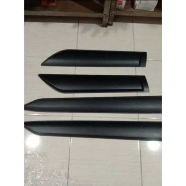 Lis Body Mobil Innova Zenix Hitam Polos