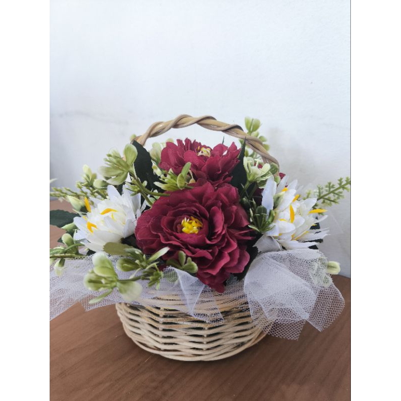 Bunga Meja dengan vas rotan