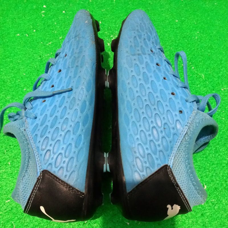 Sepatu bola bekas Poemppoem biru