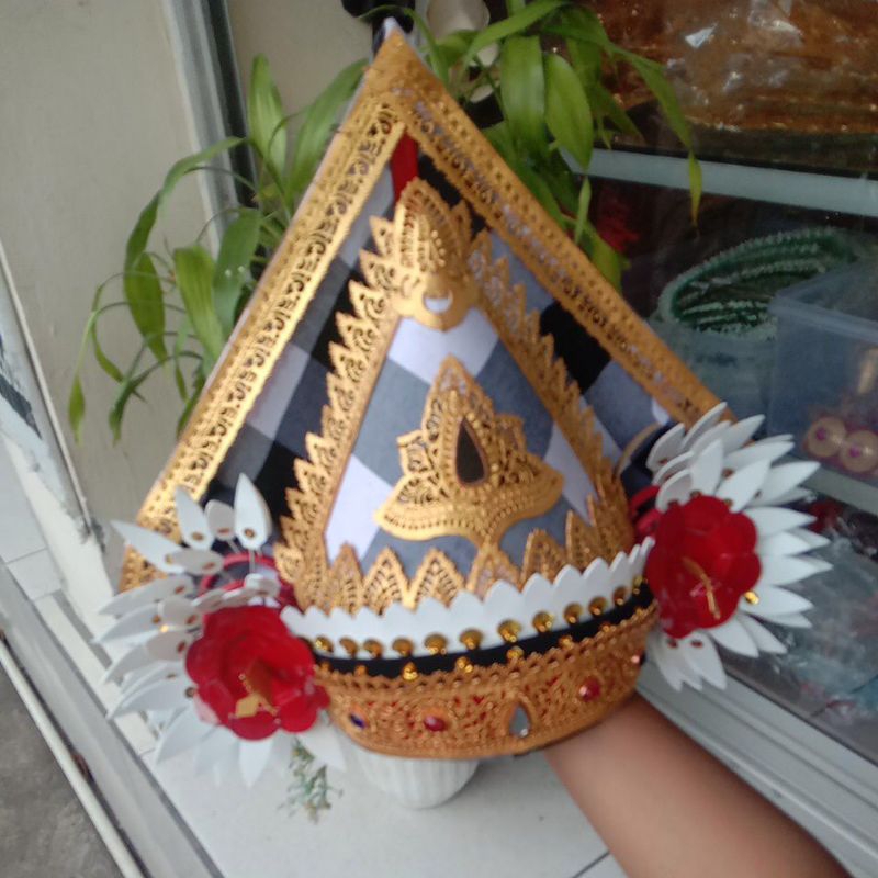 gelungan baris gede/ poleng | mahkota baris gede | pakaian tarii bali