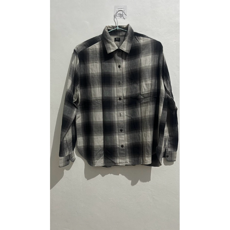 kemeja uniqlo kotak abu hitam