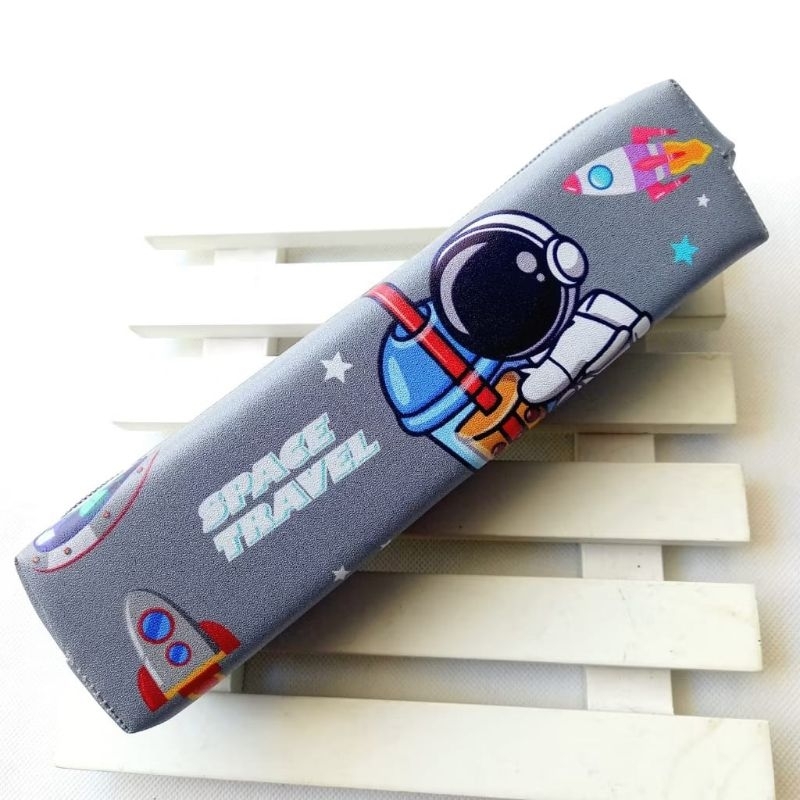 

TEPAK TEMPAT PENSIL MOTIF ((ASTRONOT))