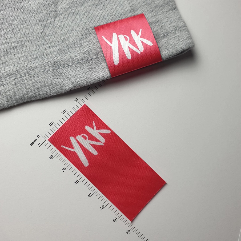 

Label Baju Custom Lengan Tepi Kaos Bawah Bahan Satin Printing