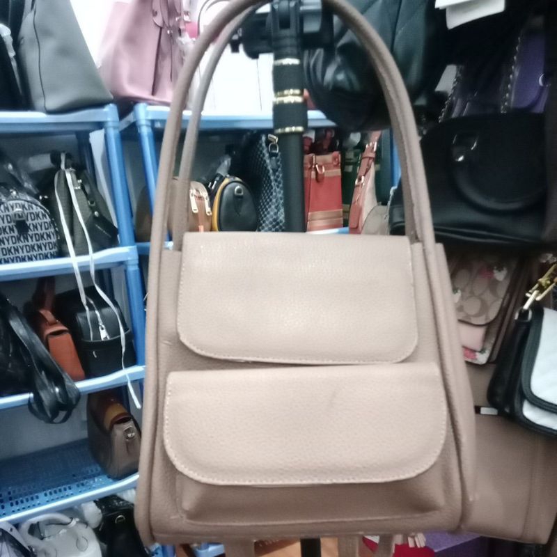 Tas shoulder dan bisa  ransel, bahan kulit, warna apricot