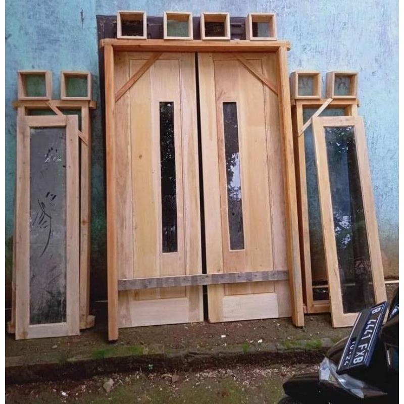 pintu utama kupu kupu kayu mahoni