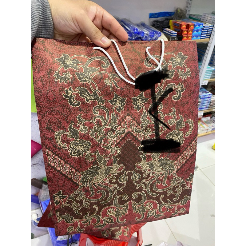 

PAPERBAG TALI MOTIF GARUDA DAN CAMPURAN