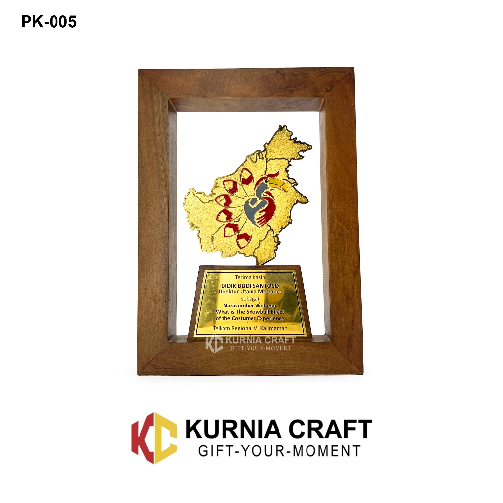 Plakat Frame Kayu Kombinasi Kuningan Custom Logo Dan Tulisan, Souvenir Plakat. Include box bludru.