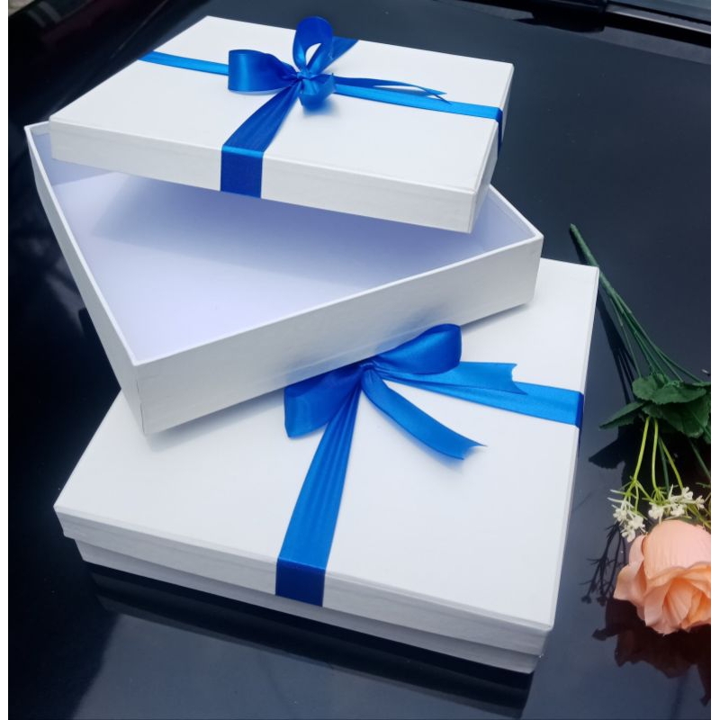 

Kotak Kado Putih Mulus Elegan Plus Pita Uk 35CM X 25CM X 8CM Ulangtahun/Pernikahan/Annyversary/Sertijab/Hampers/Mahar/Kawin