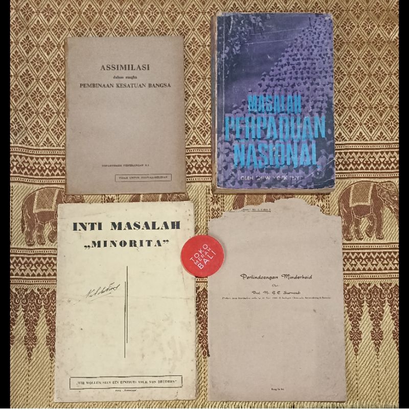 Paket buku minoritas Tionghoa peranakan Indonesia dan Malaysia by GC Suermondt et alia signed Faisal