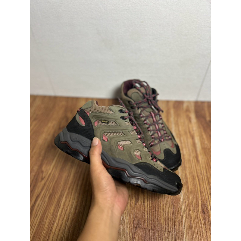 Sepatu gunung second k2